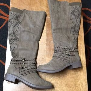 Size 8 1/2 Maurice’s medium wide calf boots